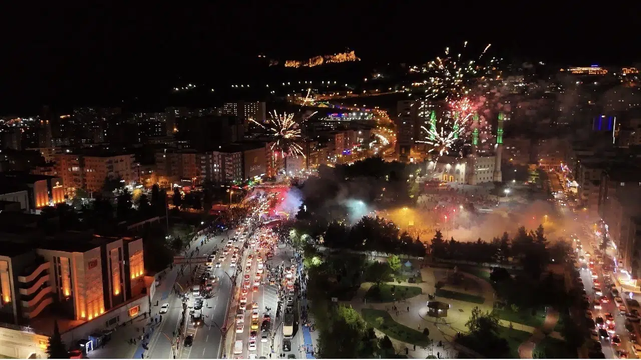 Mardin’de unutulmaz gece: 18 yıllık özlem bitti, sokaklar bayram yerine döndü