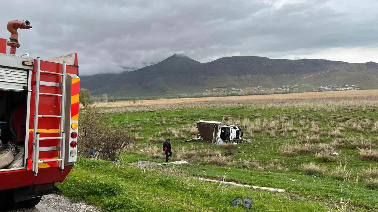Van-Bitlis yolunda korkutan kaza: Şarampole uçan kamyonette can pazarı