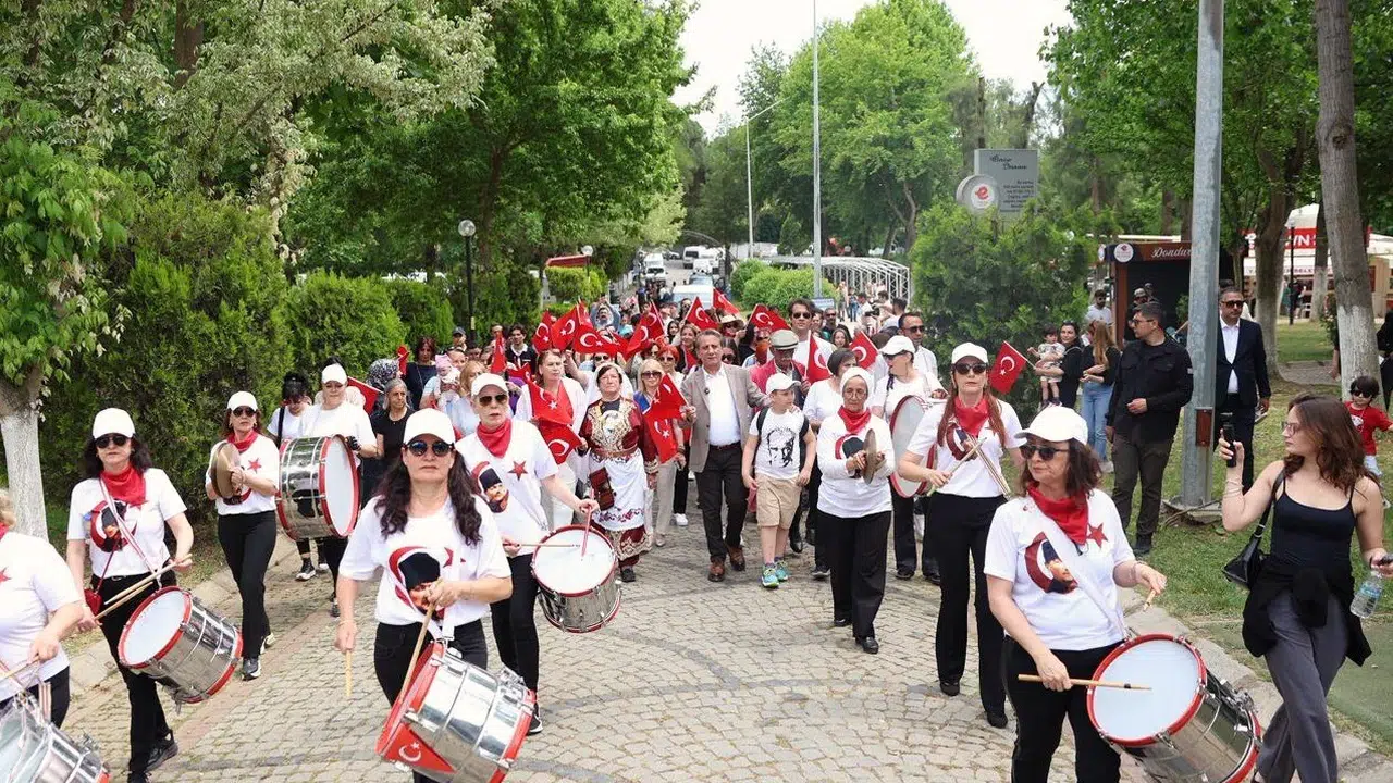 Efeler’de 19 Mayıs ruhu: Başkan Yetişkin gençlerle bayramı doyasıya kutladı