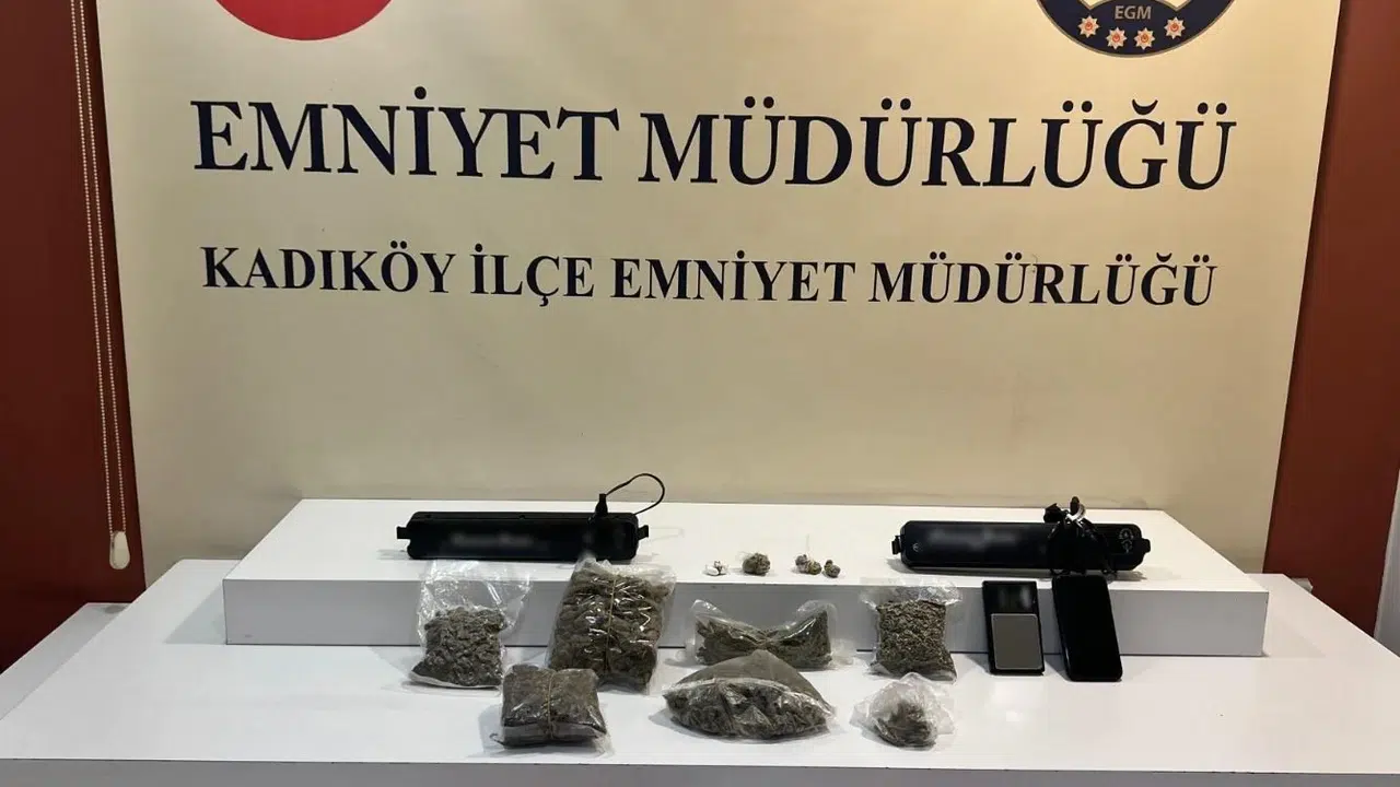 Kadıköy’de şüpheli kurye ele verdi: İş yerinin içindeki gizli geçit polisi şaşırttı