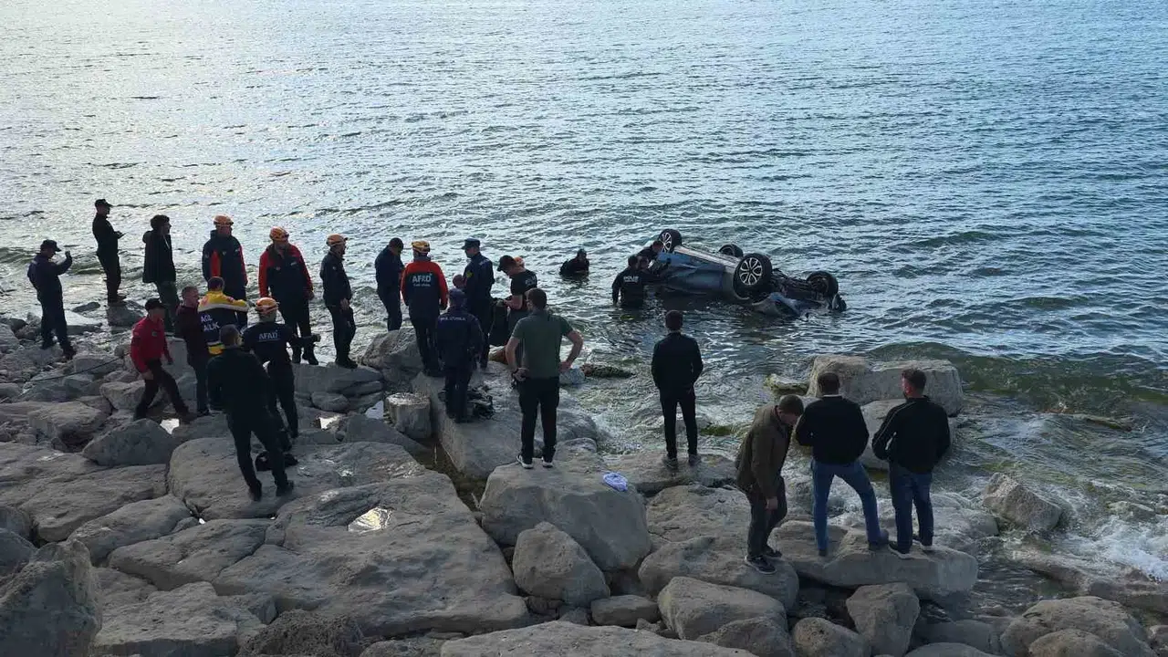 Van Gölü kıyısında korku dolu anlar: Kontrolden çıkan araç sulara gömüldü