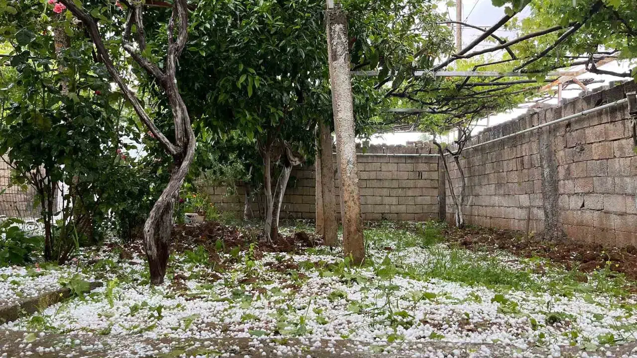 Mardin'de mevsim dışı manzara: Nusaybin bir anda beyaza büründü