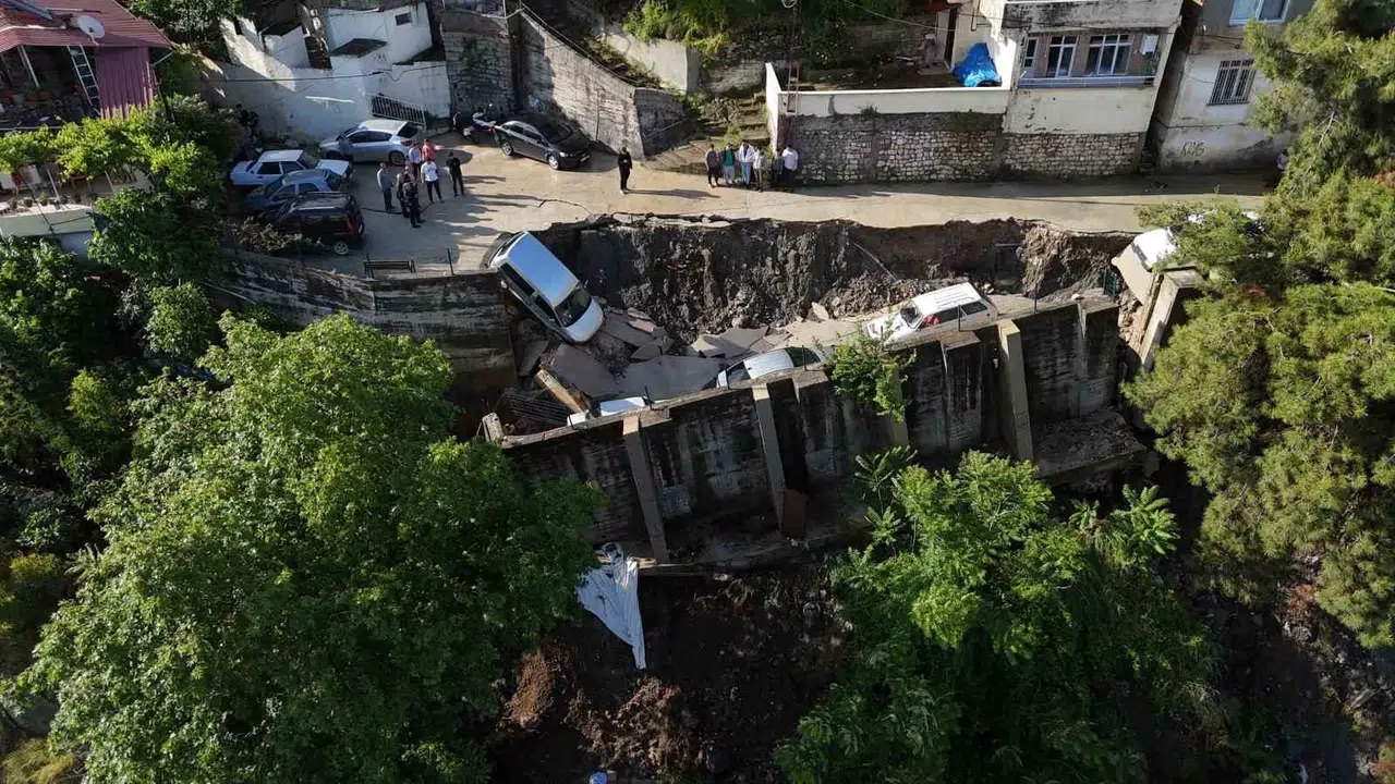 Hatay'da felaketin bilançosu ağır: Yer yarıldı, araçlar içine gömüldü