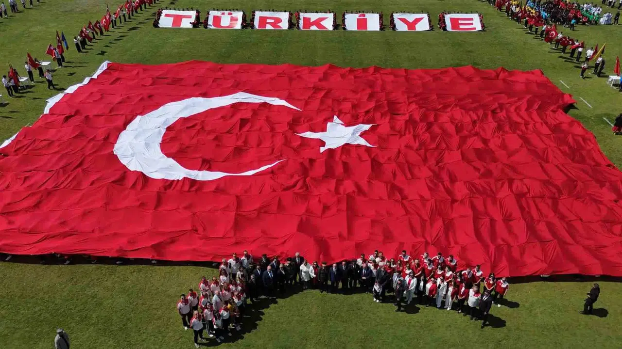 Lüleburgaz’da 19 Mayıs coşkusu: Stadyumu kırmızı beyaza boyadılar