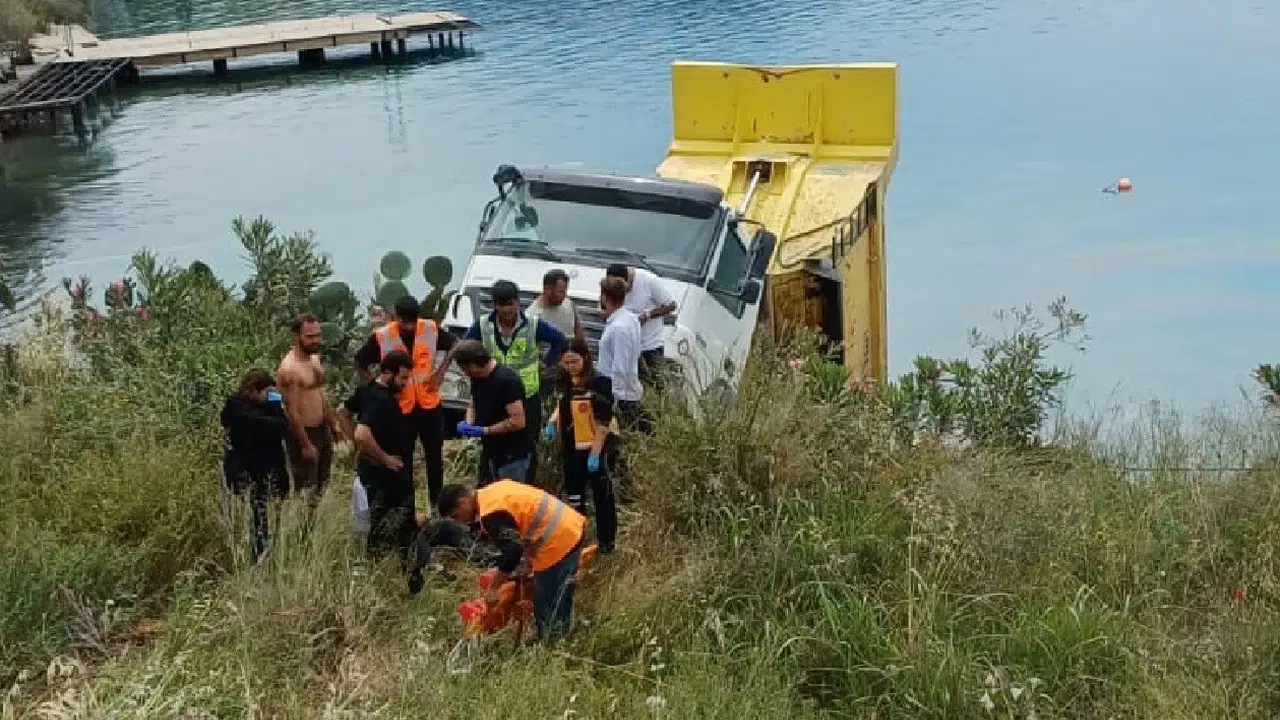 Bodrum’da dehşet anları: Geri kayan kamyon denize uçtu, mucize eseri kurtuldu