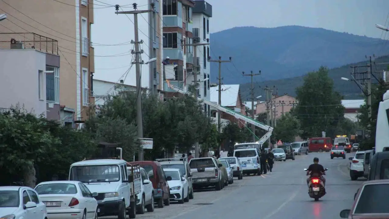 Bayramiç'te korkunç kaza: İnşaatta elektrik akımına kapılan genç işçi yaşam mücadelesi veriyor