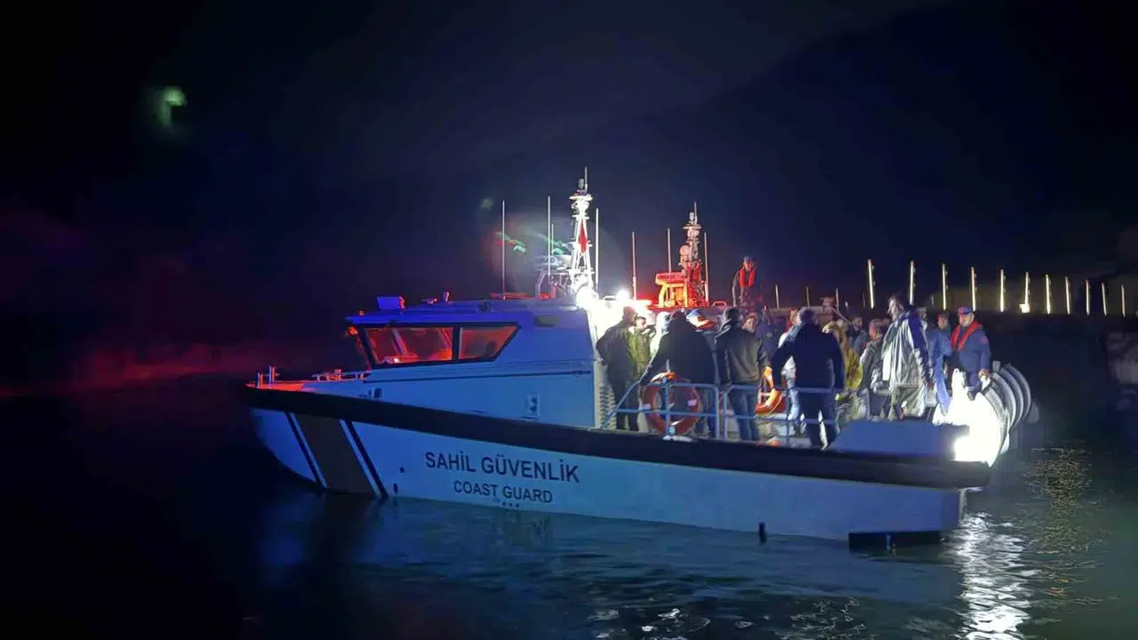 Macera kötü bitti: Van Gölü kıyısında mahsur kalan 36 kişilik grup için seferberlik