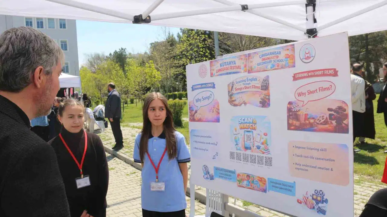 Kütahya'da Dil Şöleni: İmam Hatipli Gençler İki Dilde Hünerlerini Sergiledi