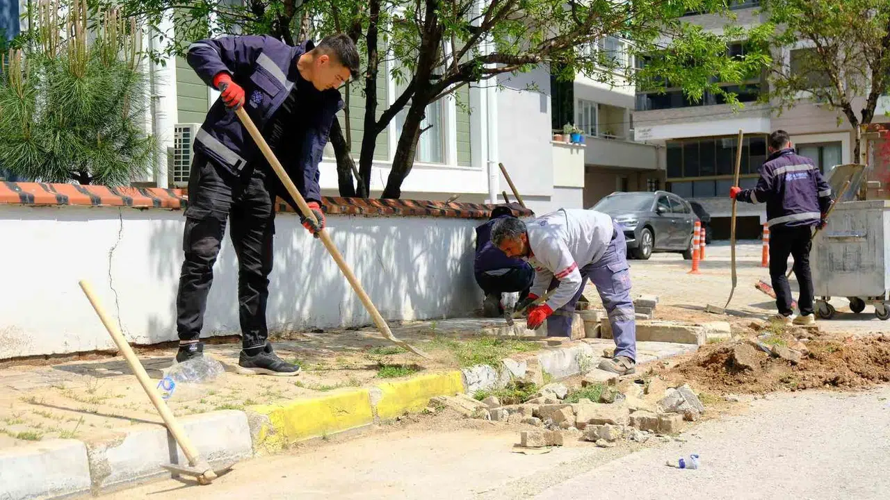 Altıeylül’de bahar temizliği: Parklar ve oyun alanları yaza hazırlanıyor