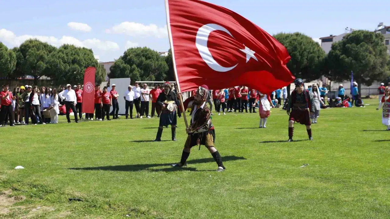 Burhaniye’de 19 Mayıs ruhu stadyuma taştı: Gençler Ata’nın izinde gövde gösterisi yaptı