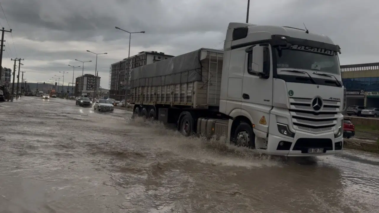 Ergani’de gökyüzü boşaldı: İlçe merkezi sular altında kaldı