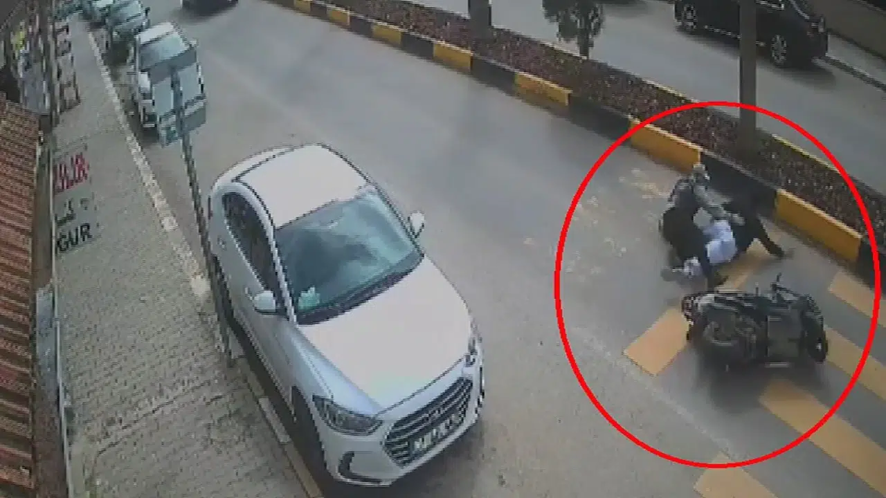 Reyhanlı’da korku dolu anlar: Yaya geçidinde kontrolü kaybeden motosikletliler yola savruldu