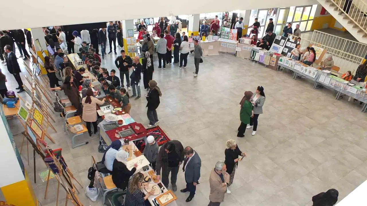Sanat ve maneviyat Burhaniye'de buluştu: Gençlerin el emeği göz doldurdu