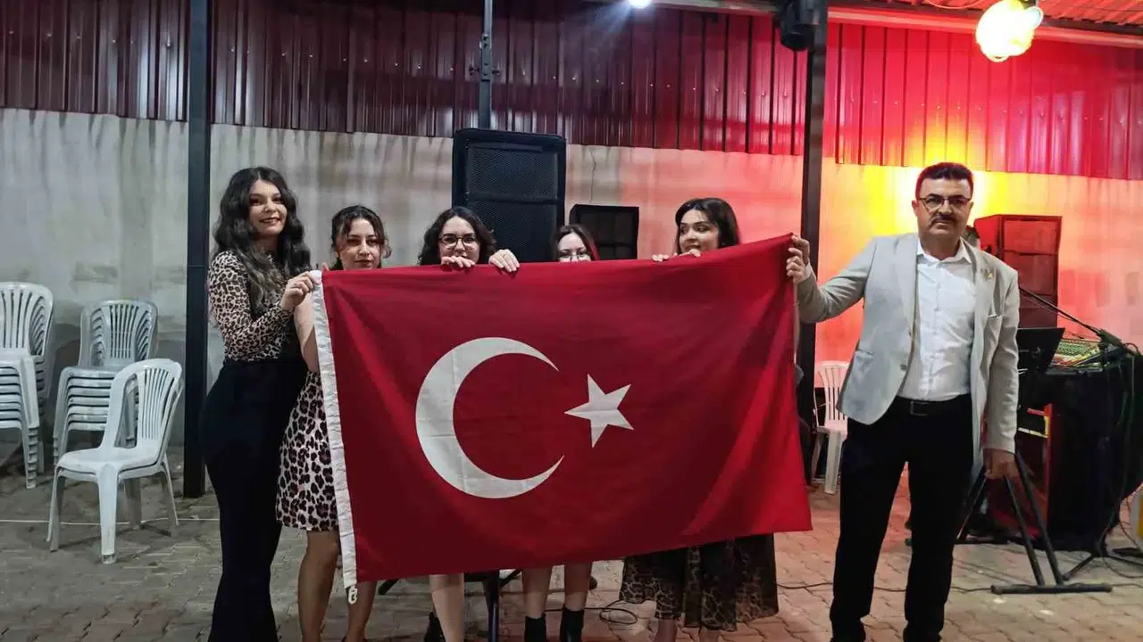 Manisa’da Anneler Günü kutlaması: Mahalleli kadınlar hem eğlendi hem birlik mesajı verdi