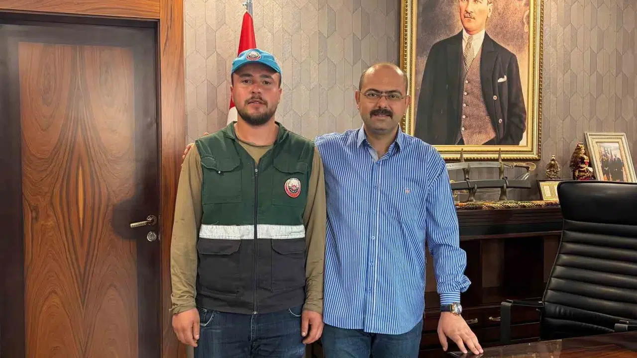 Vicdanı cüzdanından büyük: Parkta bulduğu gremse altını sahibine teslim etti
