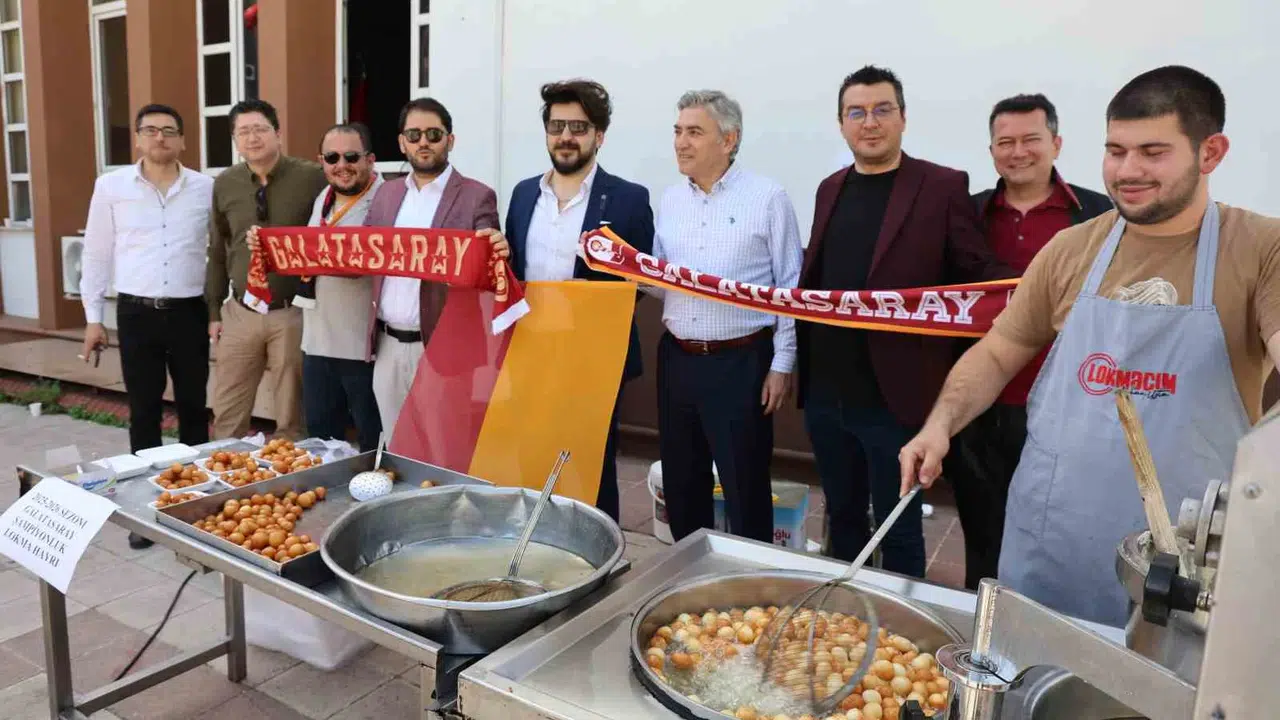 Adliye önünde şampiyonluk kutlaması: Cübbelerini çıkardılar, sarı-kırmızı lokma dağıttılar