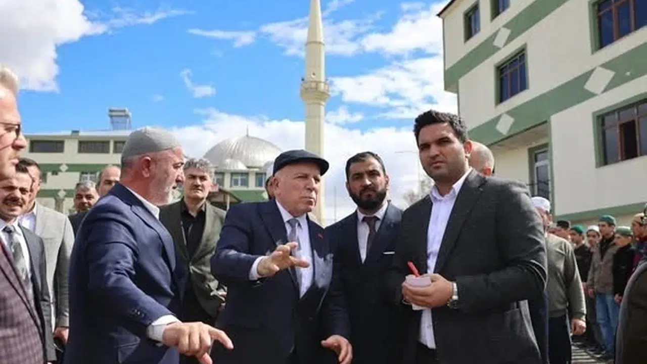 Çat’ta hizmet mesaisi: Başkan Sekmen sahadan gelen talepleri not etti