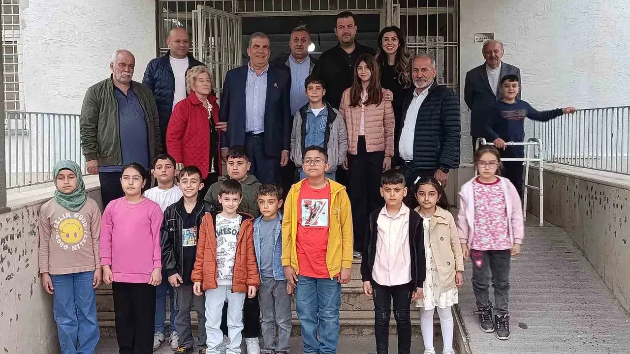 Eğitime vefa örneği: Kendi yaptırdığı okulun öğrencilerini unutmadı
