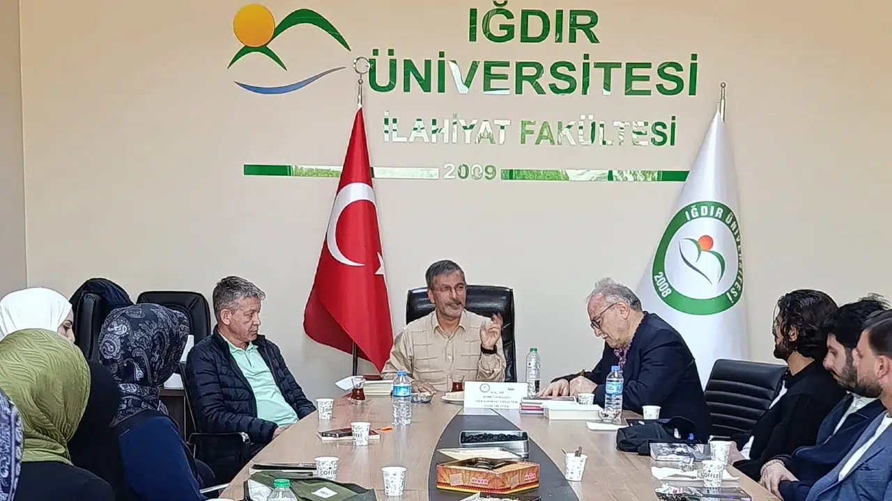 Edebiyat tutkunlarını bir araya getiren buluşma: Doç. Dr. Ahmet Adıgüzel  Serap  ile okurlarıyla buluştu