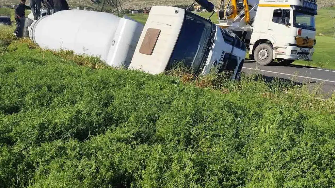 Silvan'da korkutan kaza: Kontrolden çıkan beton mikseri tarlaya uçtu