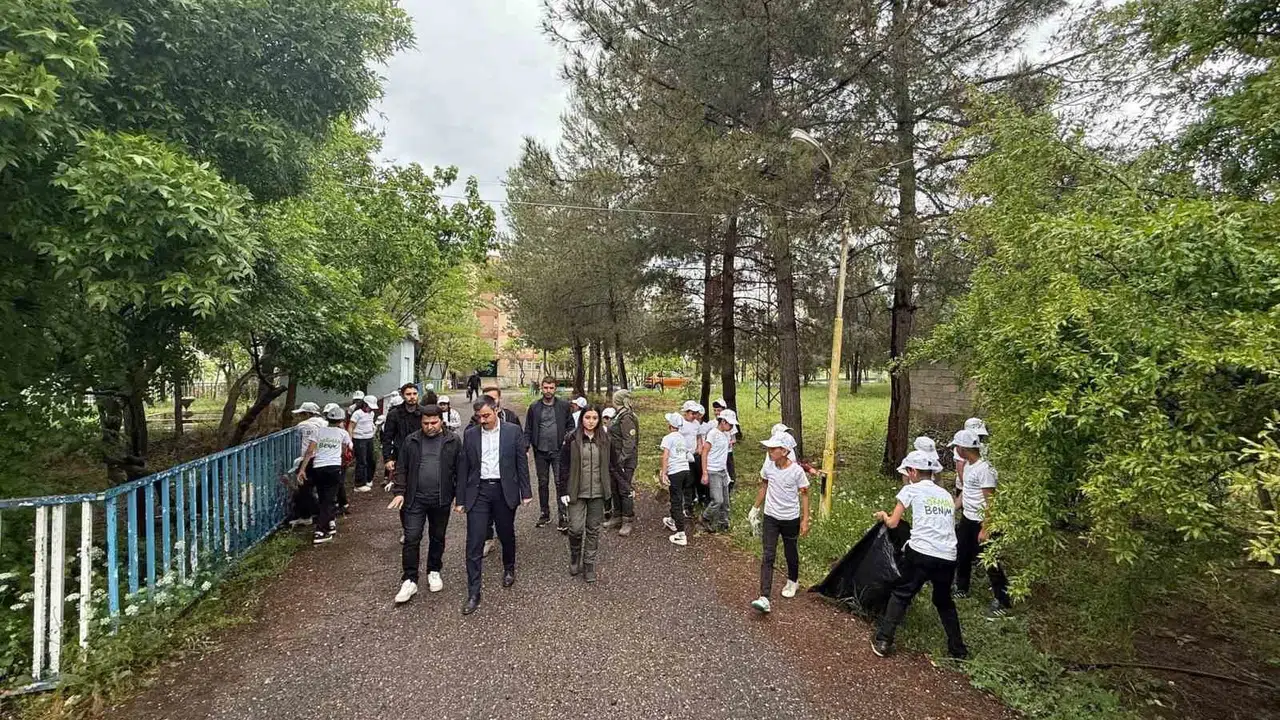 Kaymakamdan örnek davranış: Öğrencilerle el ele verdi, orman yangınlarına karşı seferberlik başlattı
