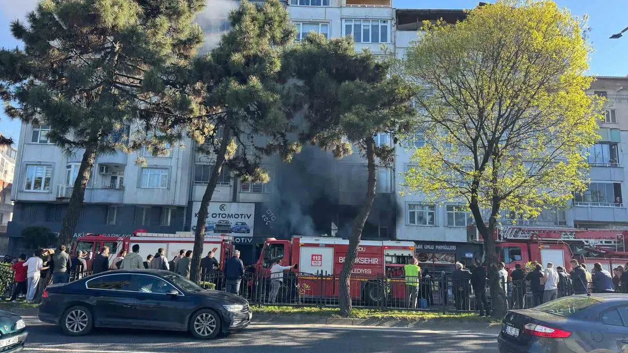 Fatsa’da korkutan patlama: Oto aksesuar dükkanı alevlere teslim oldu