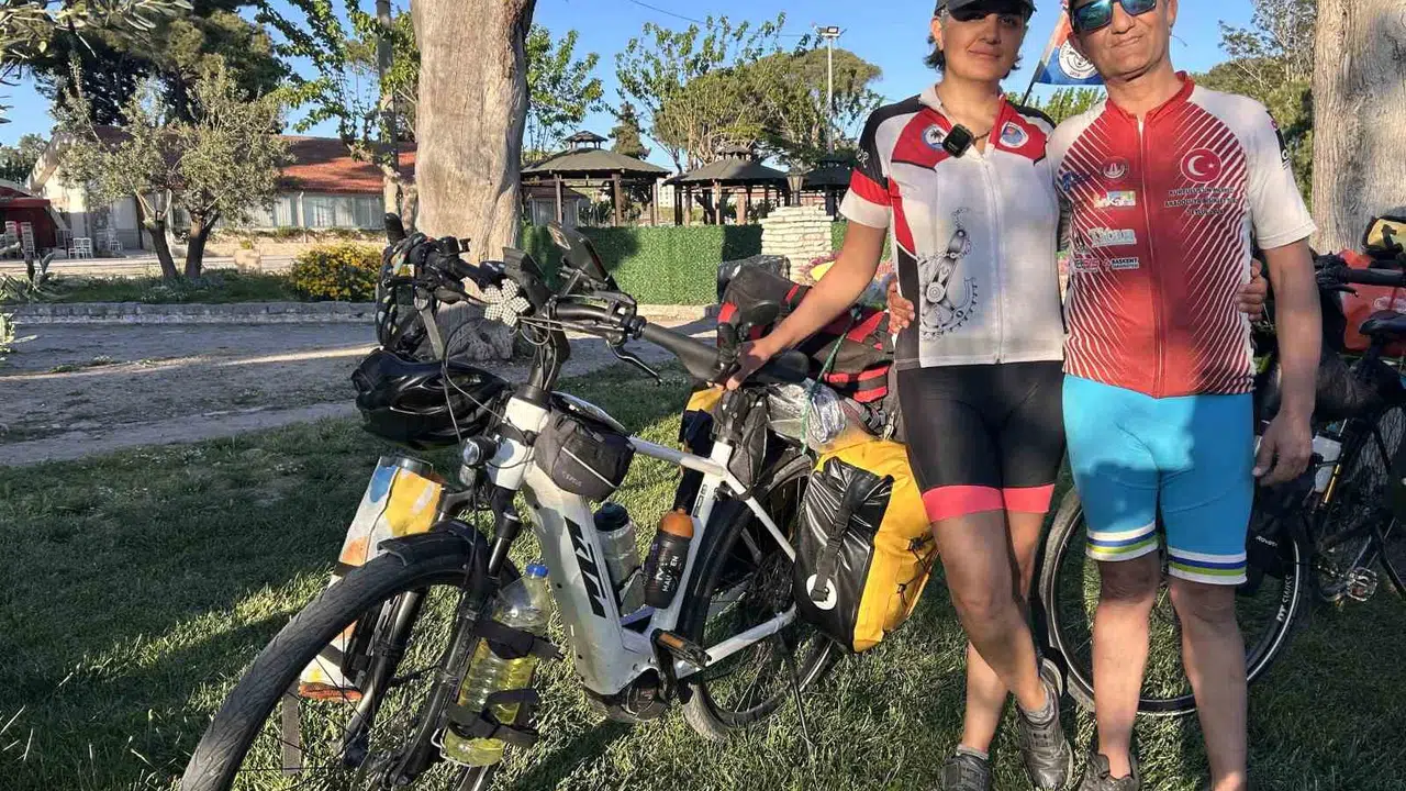 Pedal aşkı sınır tanımadı: 2 bin kilometre yol kat edip Bergama’ya ulaştılar