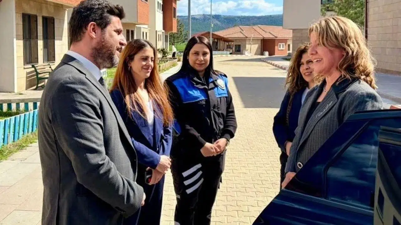 Küçük kalplere büyük dokunuş: Sibel Çağlar çocuklarla bir araya geldi
