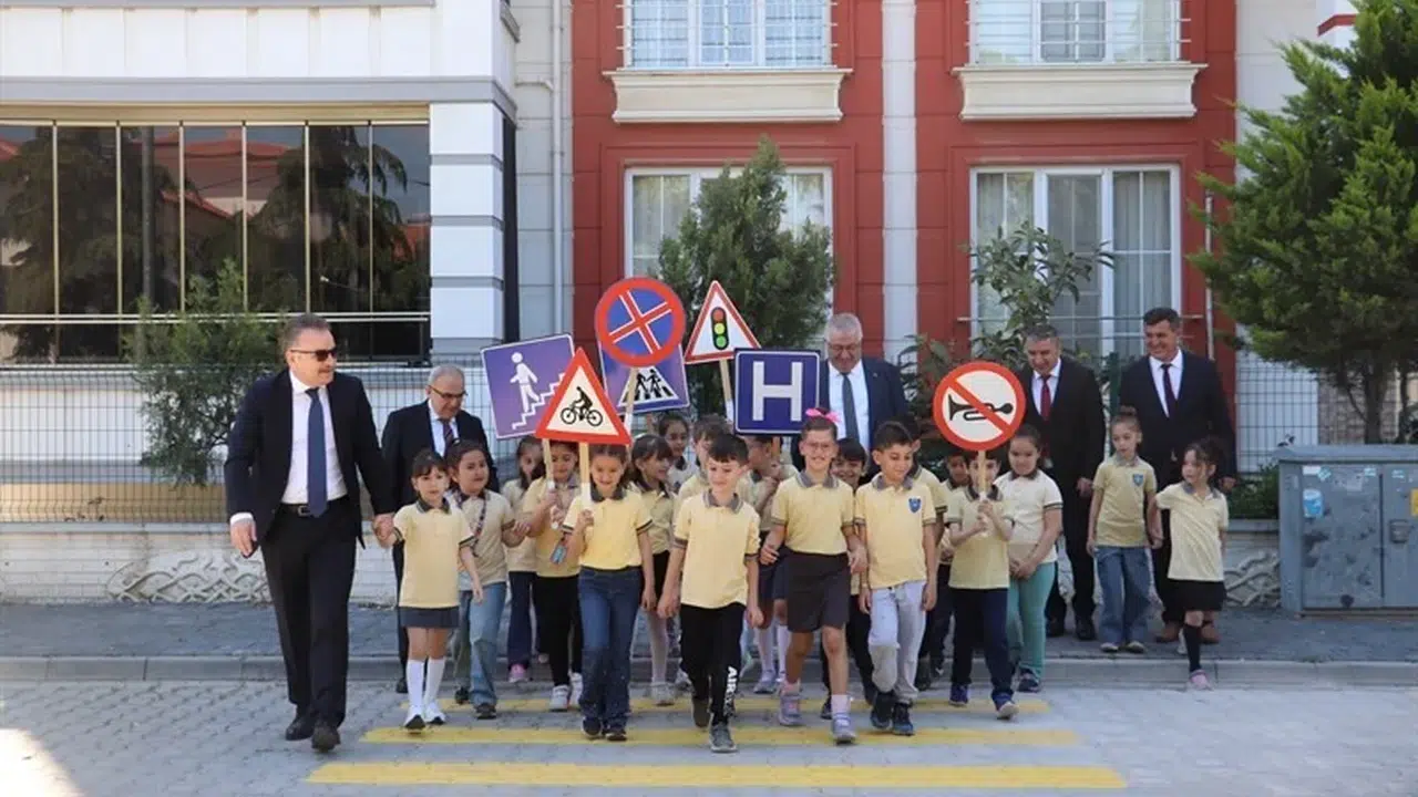 Miniklerden büyük ders: Edremit’te trafik bilinci sahneye taşındı