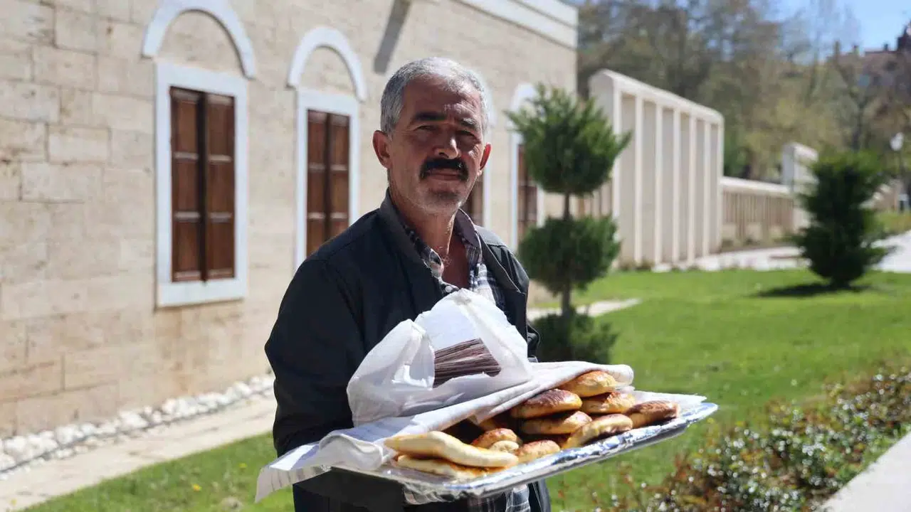 Emekli maaşı yetmedi, o kolları sıvadı: Ev yapımı lezzetlerle evladına şifa arıyor