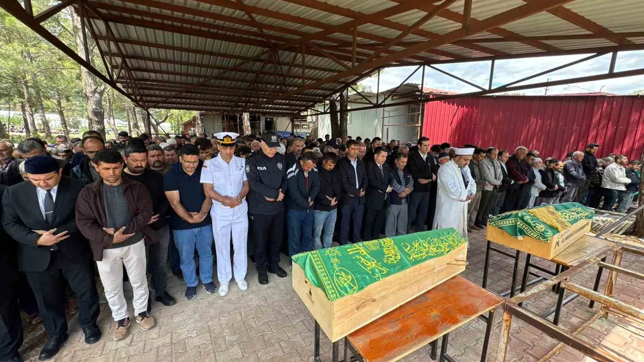 Mersin’i yasa boğan acı veda: Minik Azra ve Ömer Selim yan yana toprağa verildi