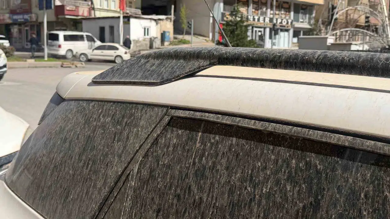 Gökten çamur yağdı: Hakkari güne kirli bir sürprizle uyandı