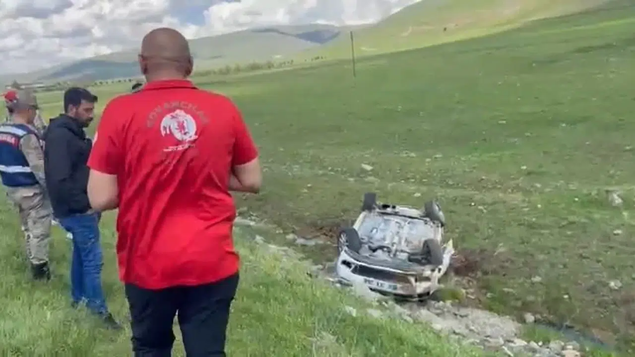 Elazığ-Bingöl yolunda korku dolu anlar: Kontrolden çıkan araç şarampole uçtu