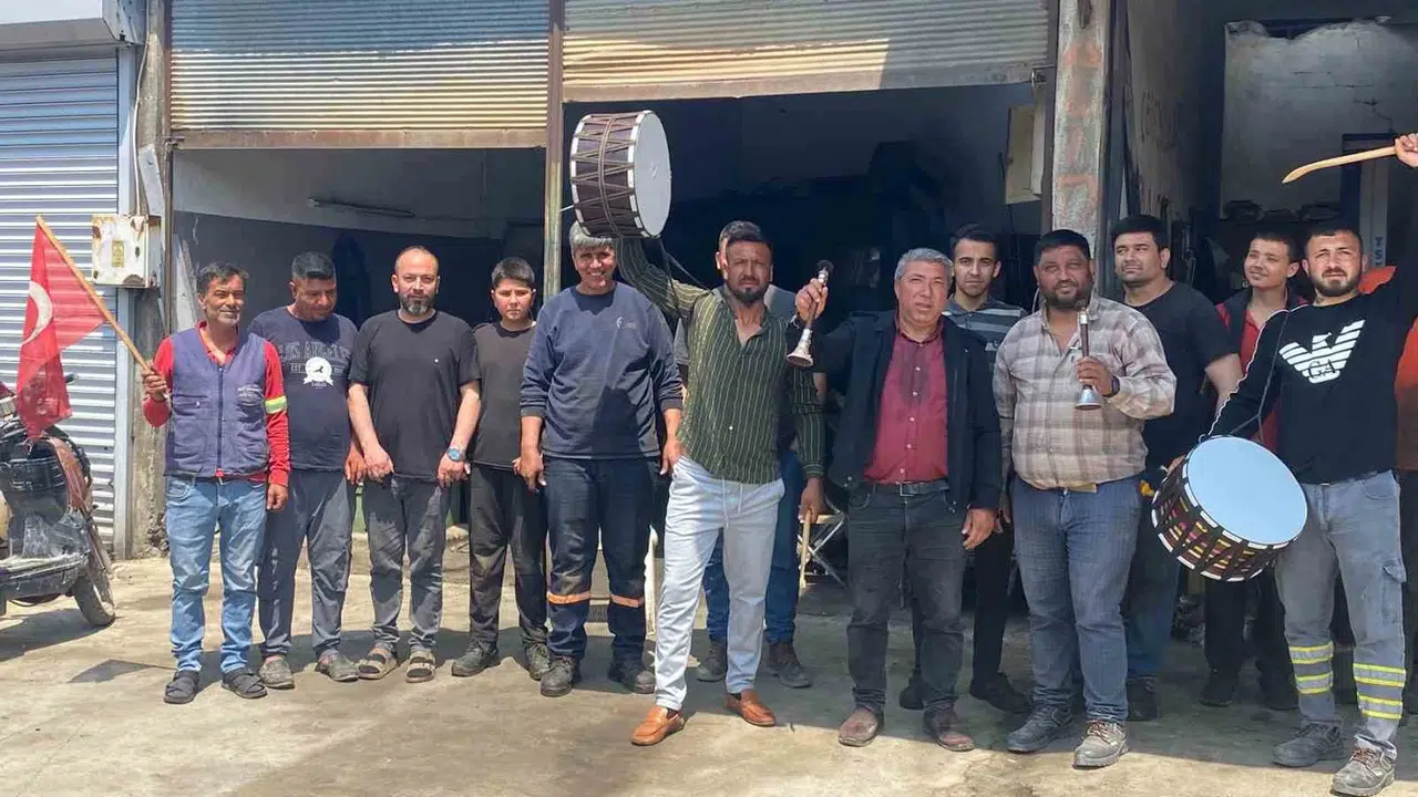 Sanayide çekiç sesleri yerini halaya bıraktı: Emekçiler 1 Mayıs’ı böyle kutladı