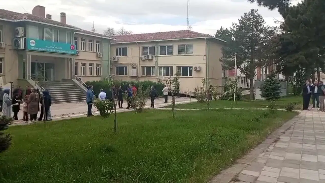 Malatya’da korkutan sarsıntı: Valilikten yaralı ve hasar bilançosu hakkında kritik açıklama