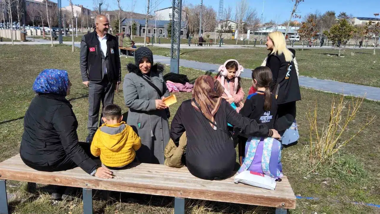 Kars’ta sokak sokak dolaşıyorlar: Şiddete karşı tek yürek oldular