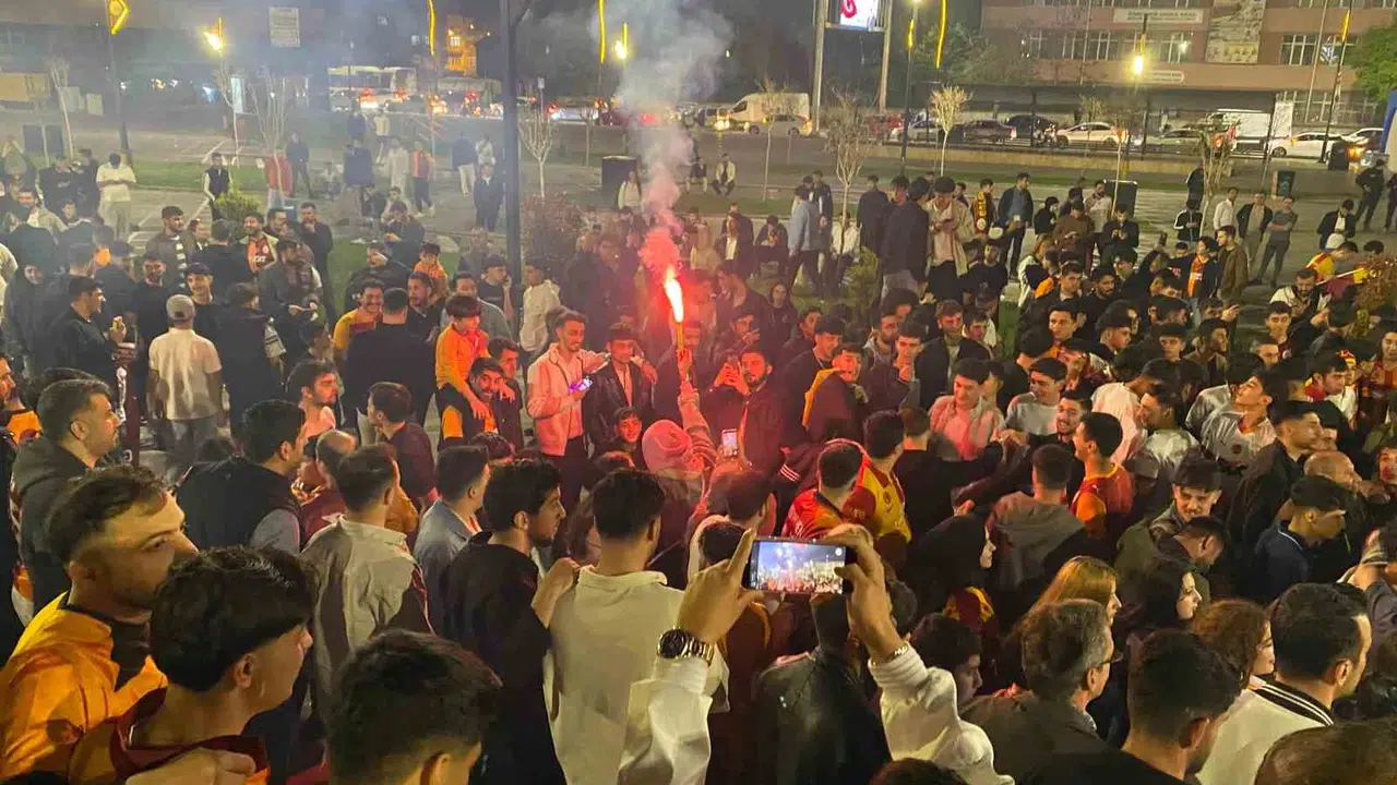 Elazığ sokakları sarı-kırmızıya boyandı: 26. şampiyonluk coşkusu meydanlara taştı