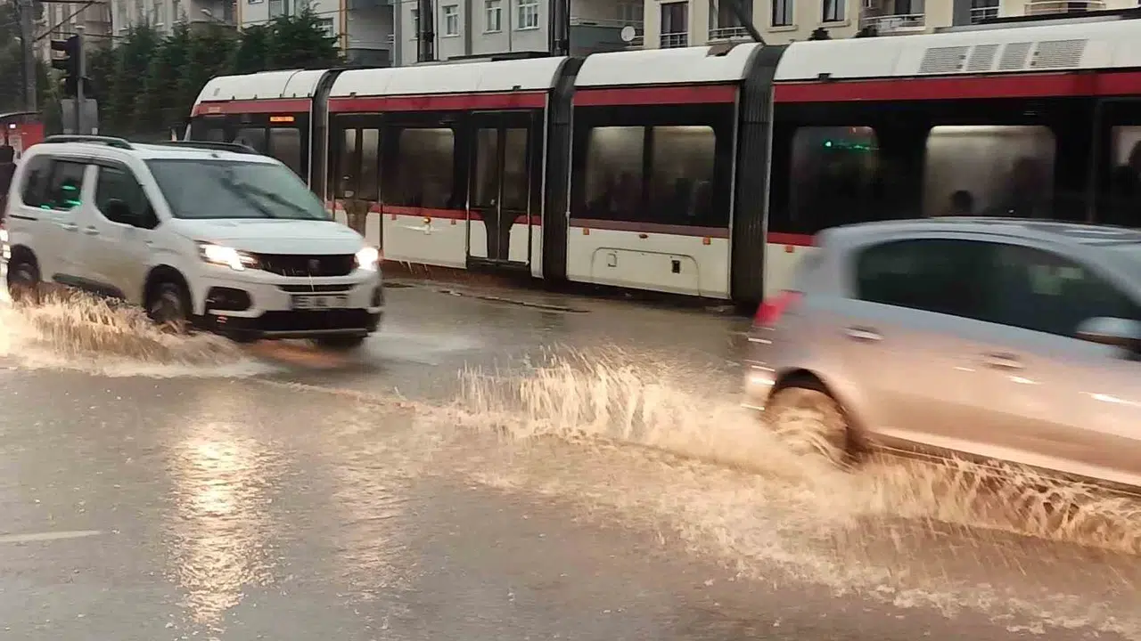 Samsun'da gökyüzü boşaldı: Atakum'da hayat felç oldu