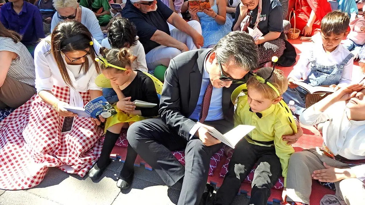 Çeşme’de Edebiyat Rüzgarı: Kitap Kahramanları Sokaklara İndi