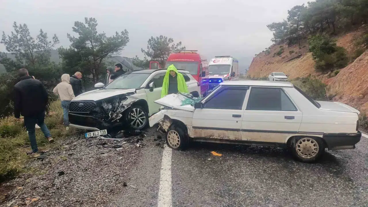Havran yolunda korkutan kaza: Bir sürücü hastanelik oldu