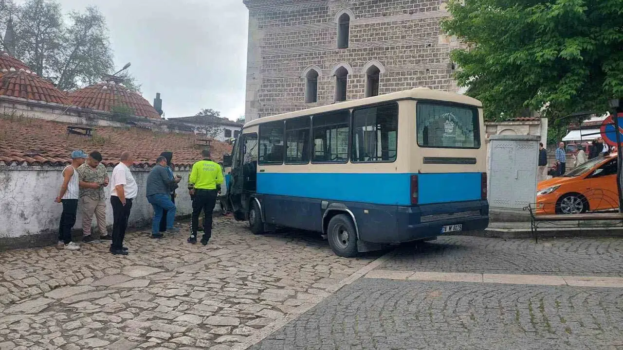 Tarihi meydanda korku dolu anlar: Kontrolden çıkan dolmuş hamam duvarına çarparak durabildi
