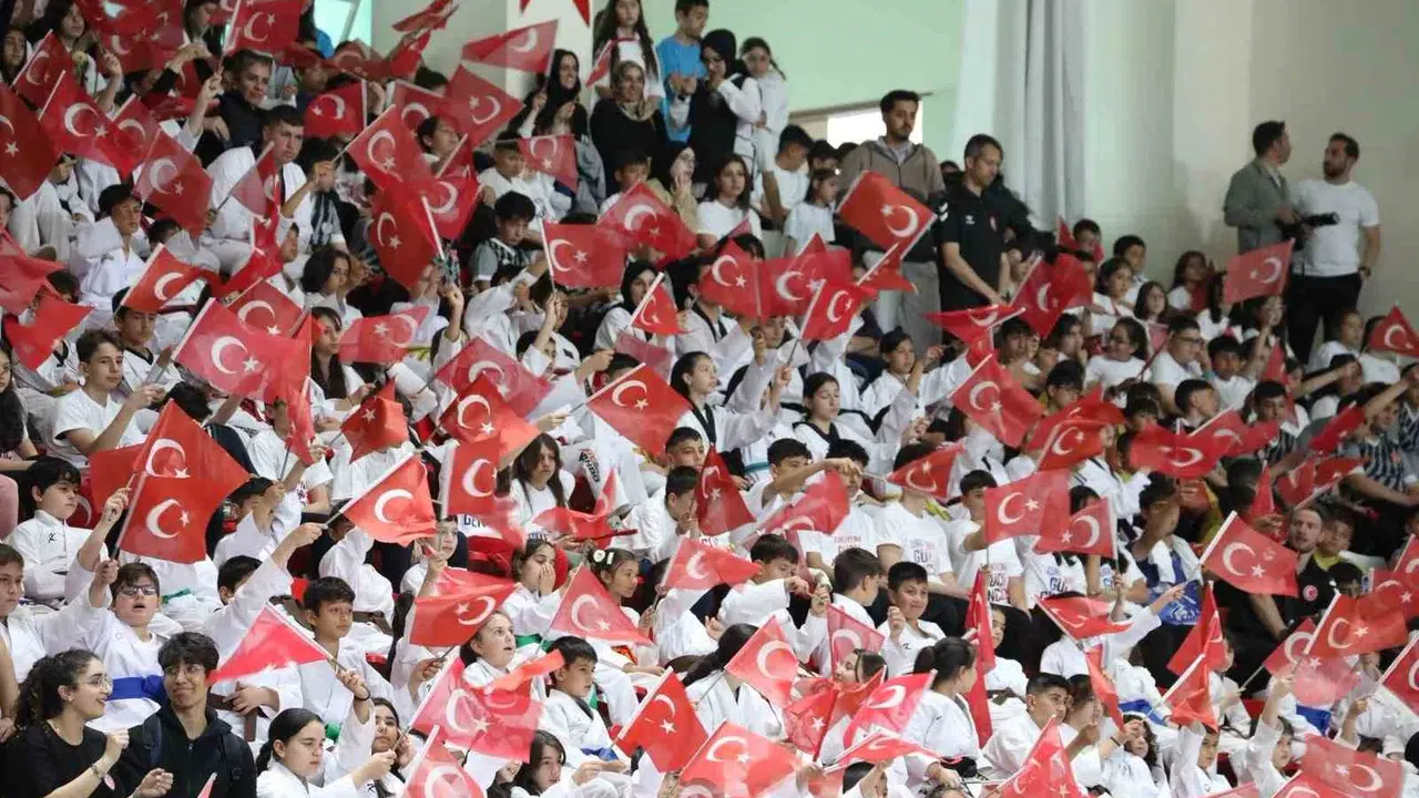Erzincan’da bayram coşkusu: Gençler hünerlerini sergiledi, salon bayraklarla donatıldı