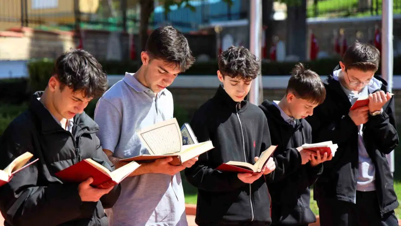 Kut’ül Amare’nin 110. yılında gençlerden vefalı dokunuş: Şehitlikte hem dua hem bakım