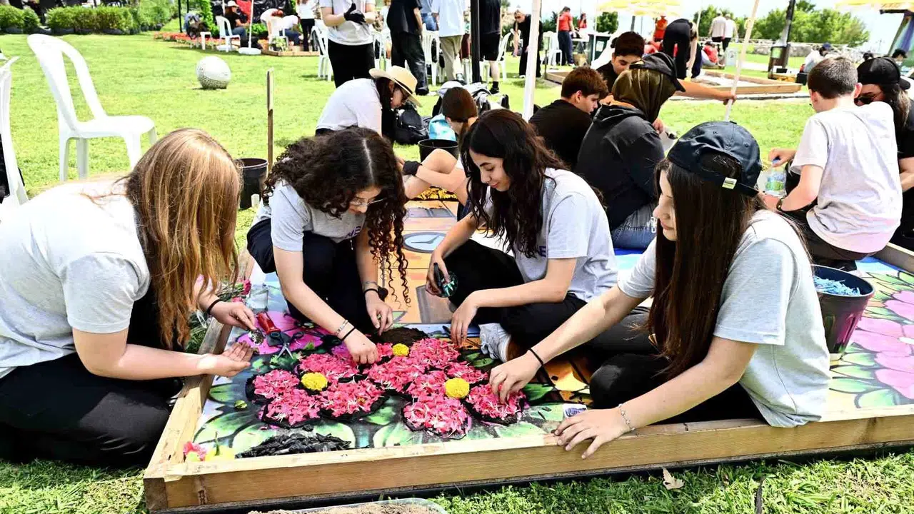 Antalya’da çiçeklerin sanata dönüştüğü buluşma: 9 okul dev bir tuvalde yarışıyor