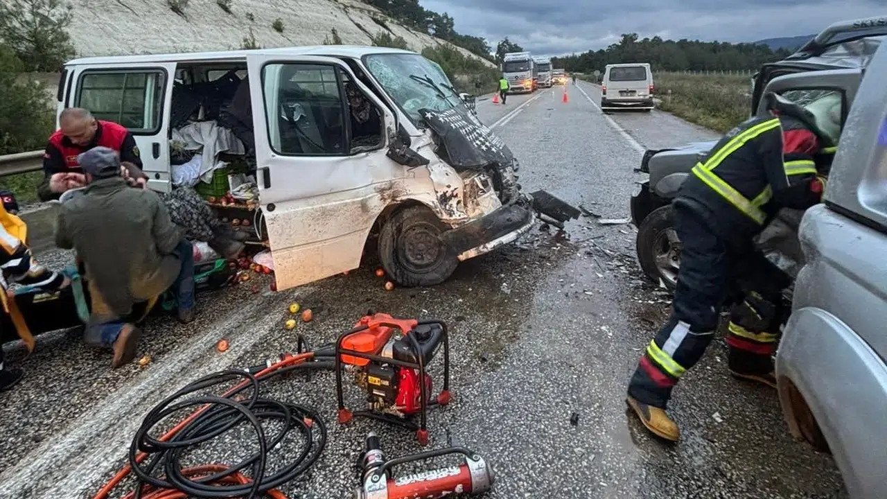 Karacasu’da sabah dehşeti: İki kamyonet çarpıştı, ortalık savaş alanına döndü