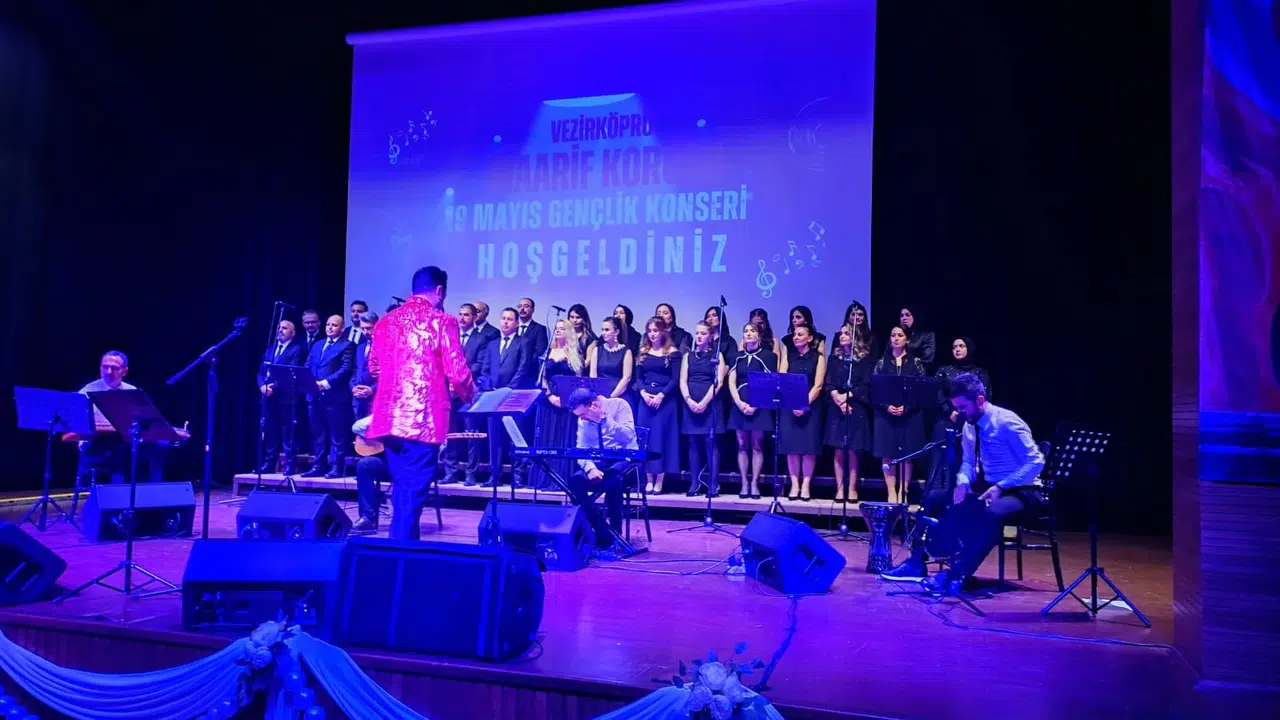 Vezirköprü’de 19 Mayıs coşkusu: Eğitimciler sahneye çıktı, salonu mest etti