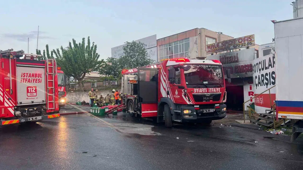 Başakşehir'de kabus dolu gece: Sanayi sitesindeki dev yangın 8 saatte kontrol altına alındı