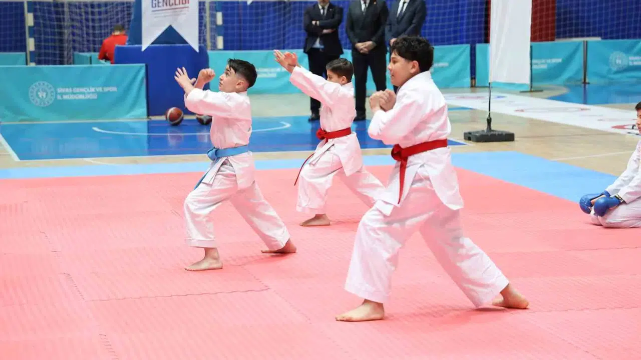Sivas’ta 19 Mayıs coşkusu salonlara taştı: Genç yetenekler izleyenleri büyüledi