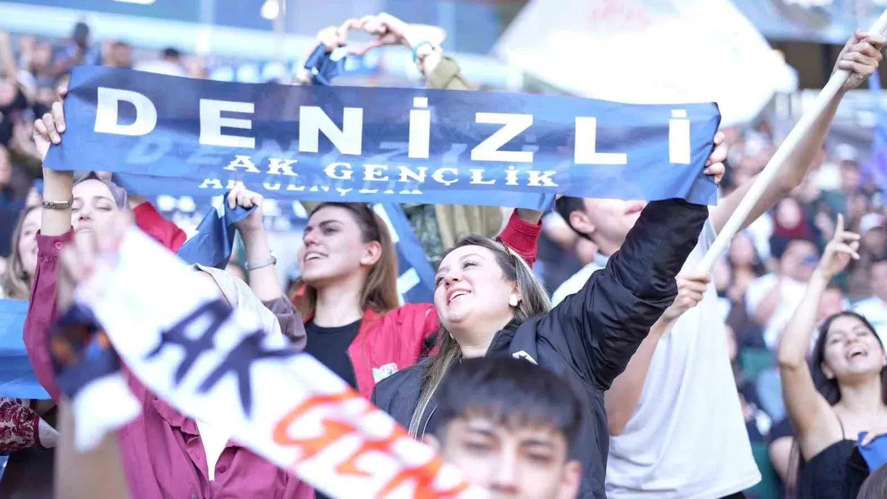 Kocaeli’de dev buluşma: Denizli’nin gençleri on binlerce kişiyle tek yürek oldu