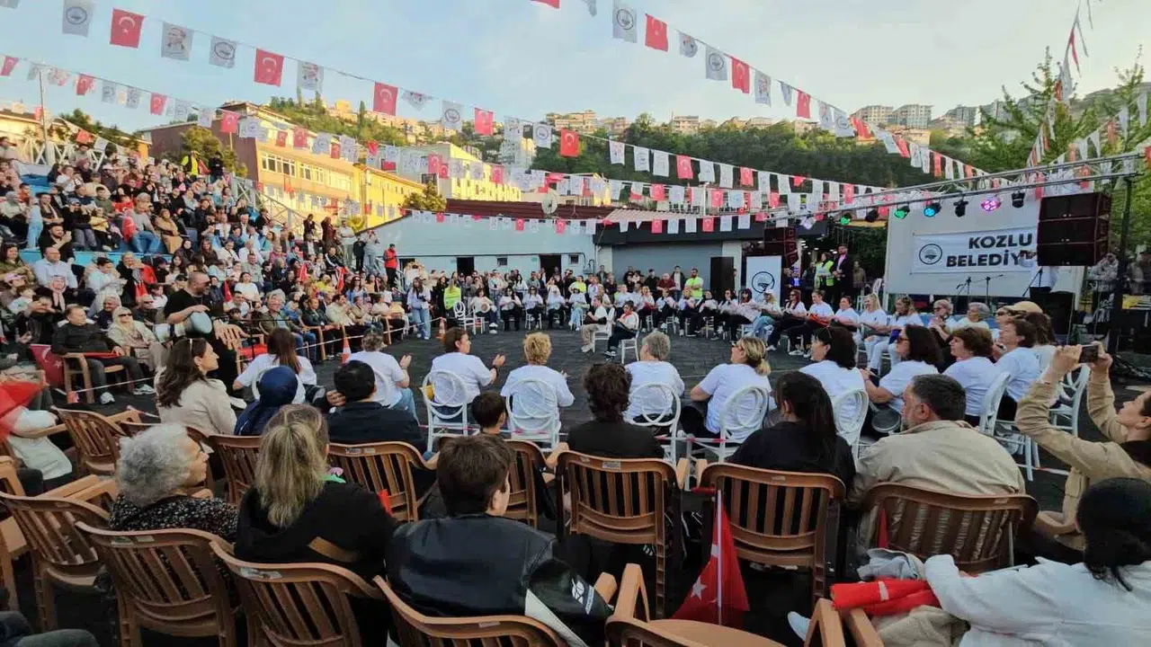 Evdeki stresi ritimle dağıttılar: 60 kadının darbuka şovu Kozlu meydanını inletti